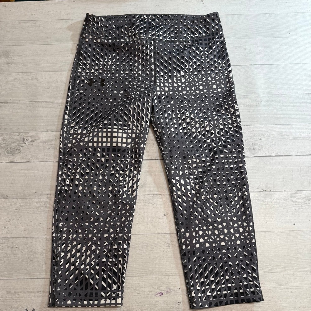 Under armour girls black and white capri length leggings youth large